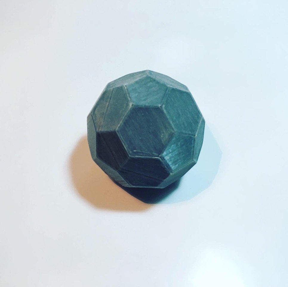 El primer puzzle de Benpuz: una esfera facetada, impresa en 3D en verde