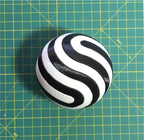 Puzzle esférico 3D BEN de 7,5 cm en blanco + negro, armado