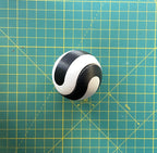 Puzzle esférico 3D BEN mini de 5 cm en blanco + negro, armado