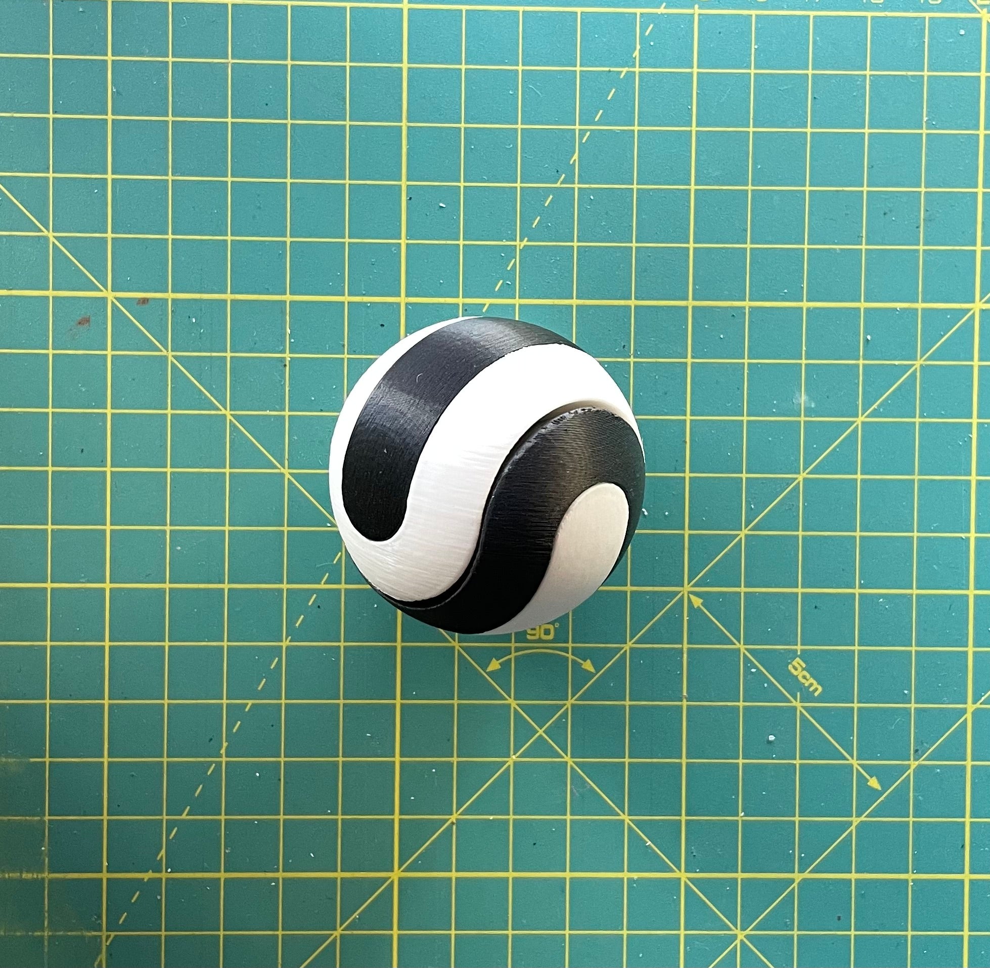 Puzzle esférico 3D BEN mini de 5 cm en blanco + negro, armado
