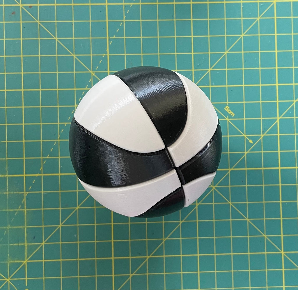 Puzzle esférico 3D BKT de 7,5 cm en blanco + negro, armado