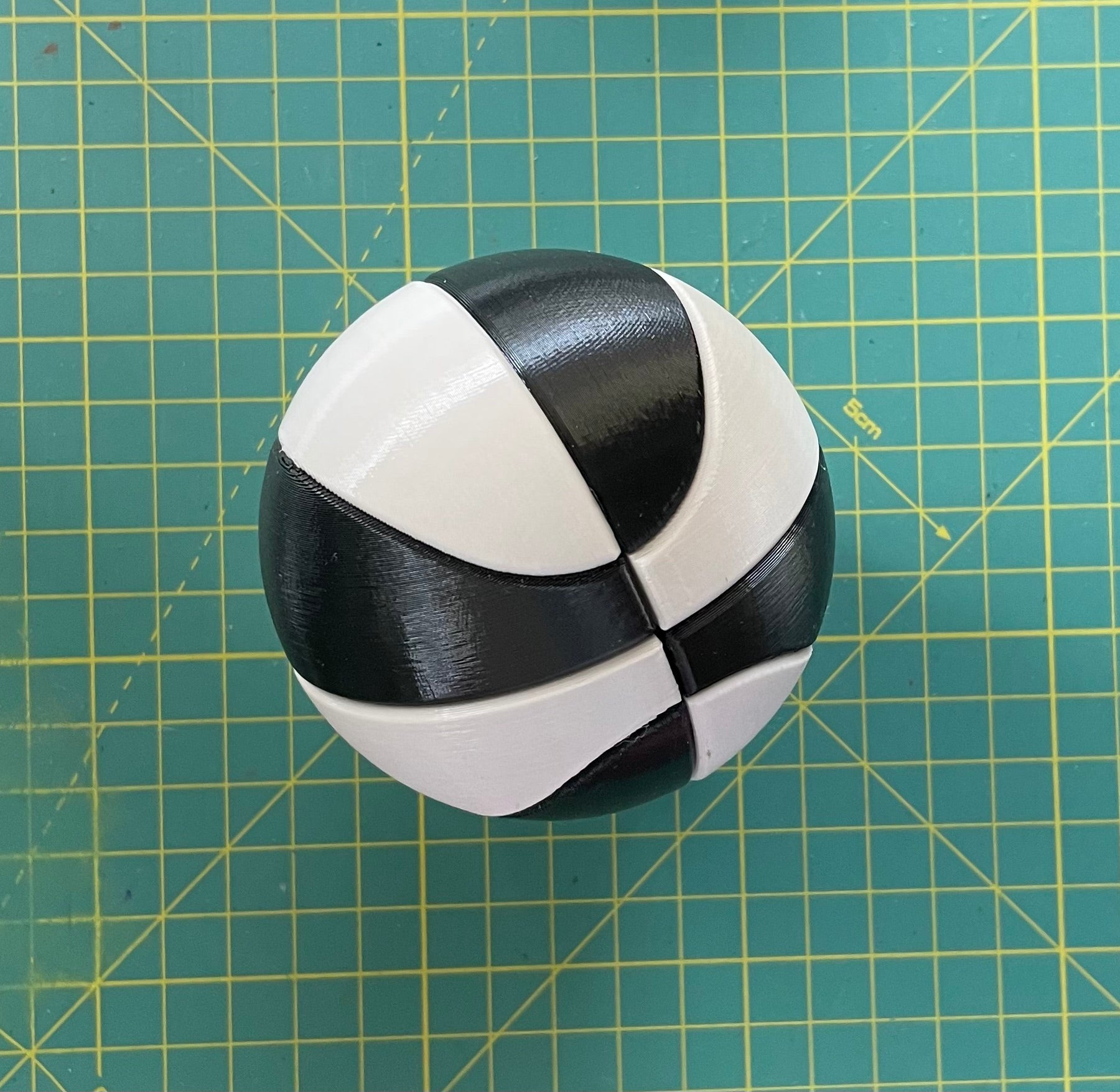 Puzzle esférico 3D BKT de 7,5 cm en blanco + negro, armado