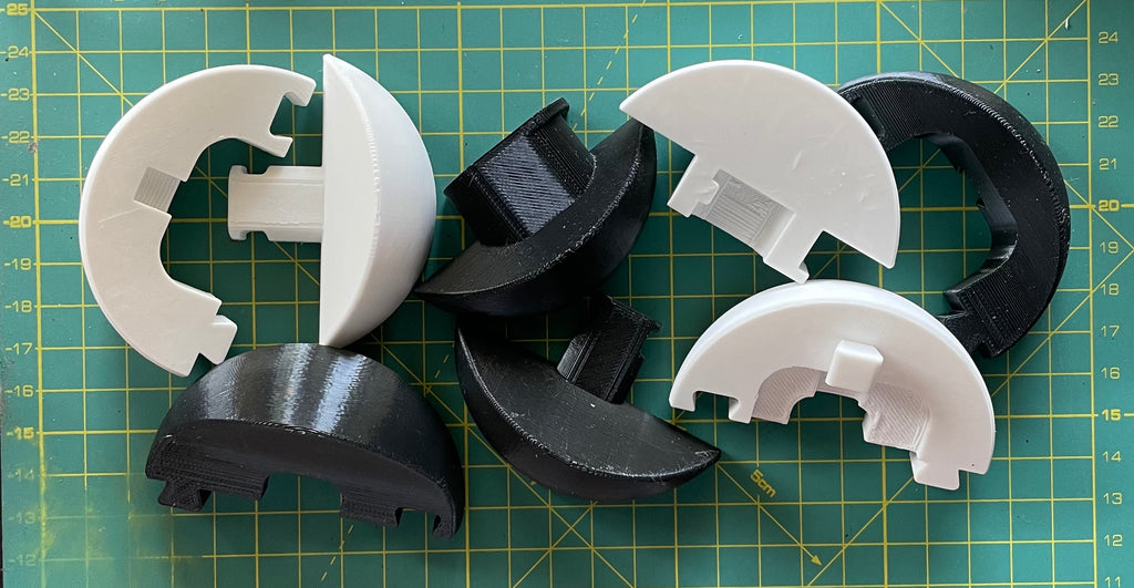 Puzzle esférico 3D BKT de 7,5 cm en blanco + negro, con las piezas sueltas