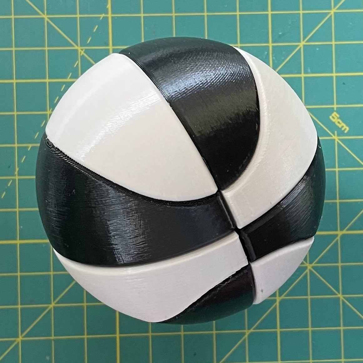 Puzzle esférico 3D BKT de 7,5 cm en blanco + negro, en primer plano