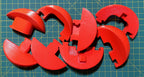 Puzzle esférico 3D BKT de 7,5 cm en naranja flúor, con las piezas sueltas