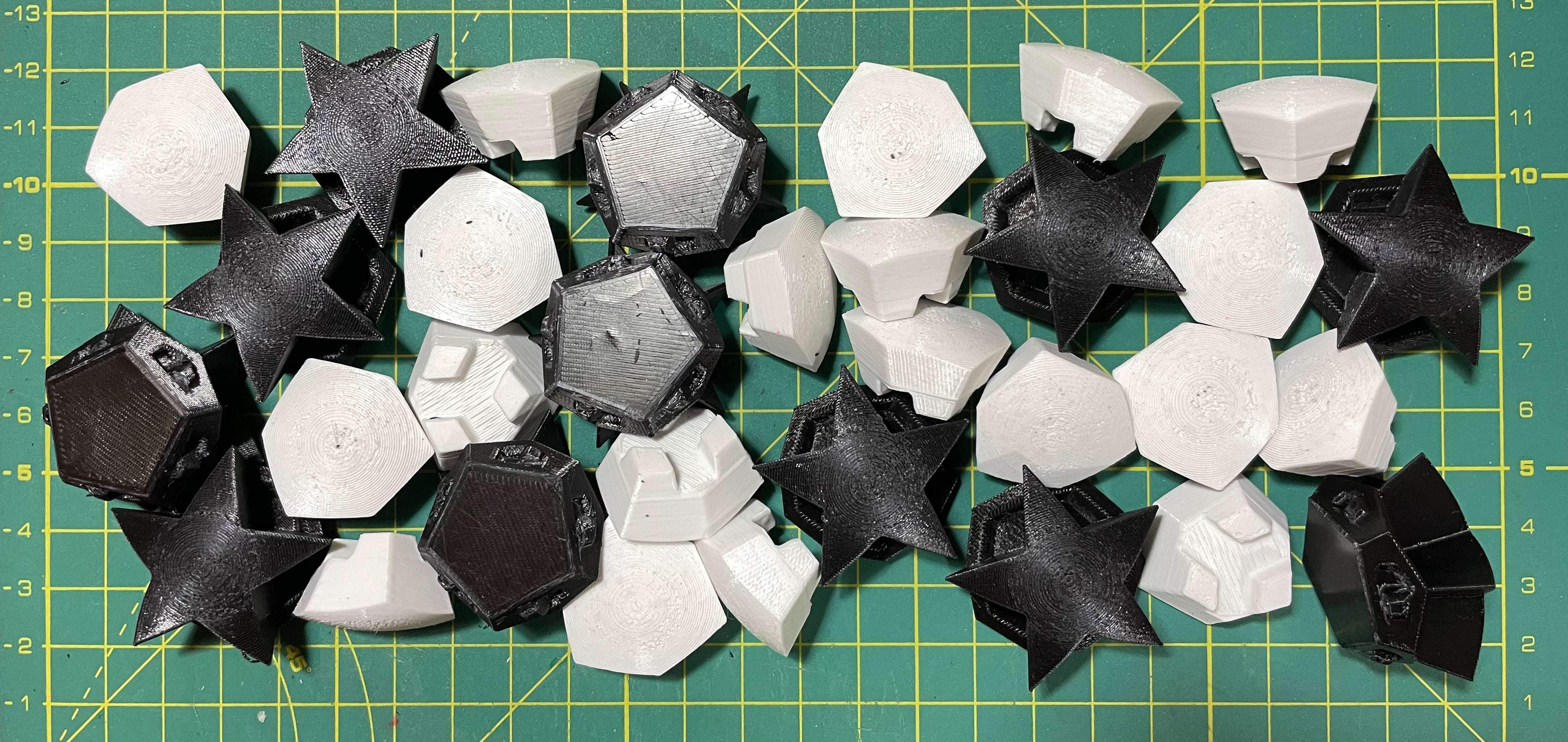 Puzzle esférico 3D CHL de 7,5 cm en blanco + negro, con las piezas sueltas