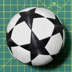 Puzzle esférico 3D CHL de 7,5 cm en blanco + negro, en primer plano