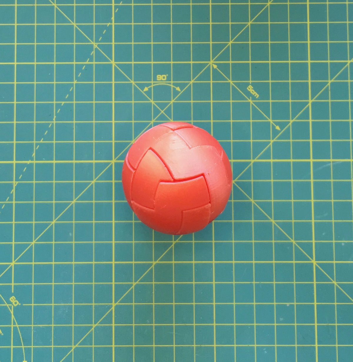 Puzzle esférico 3D CVB mini de 5 cm en rojo, armado
