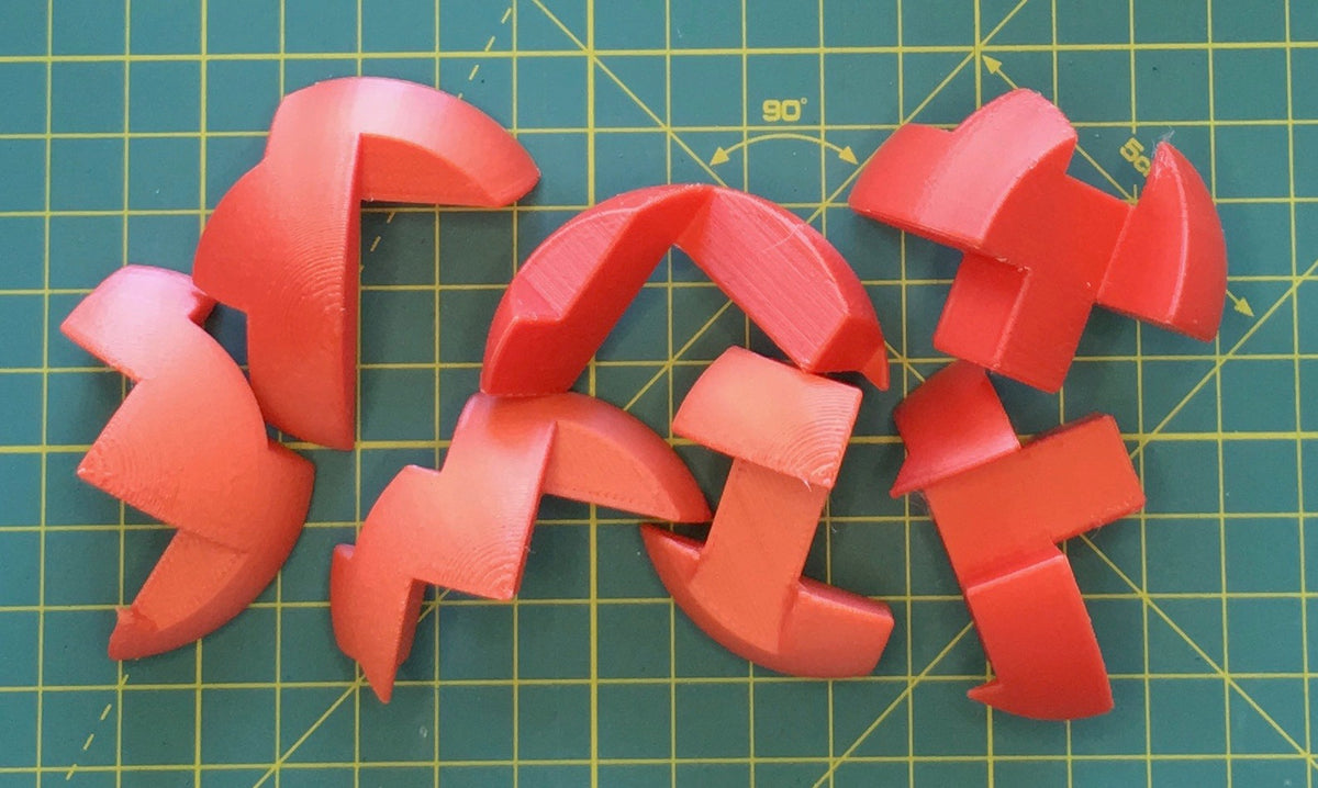 Puzzle esférico 3D CVB mini de 5 cm en rojo, con las piezas sueltas