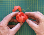 Puzzle esférico 3D CVB mini de 5 cm en rojo, a medio armar