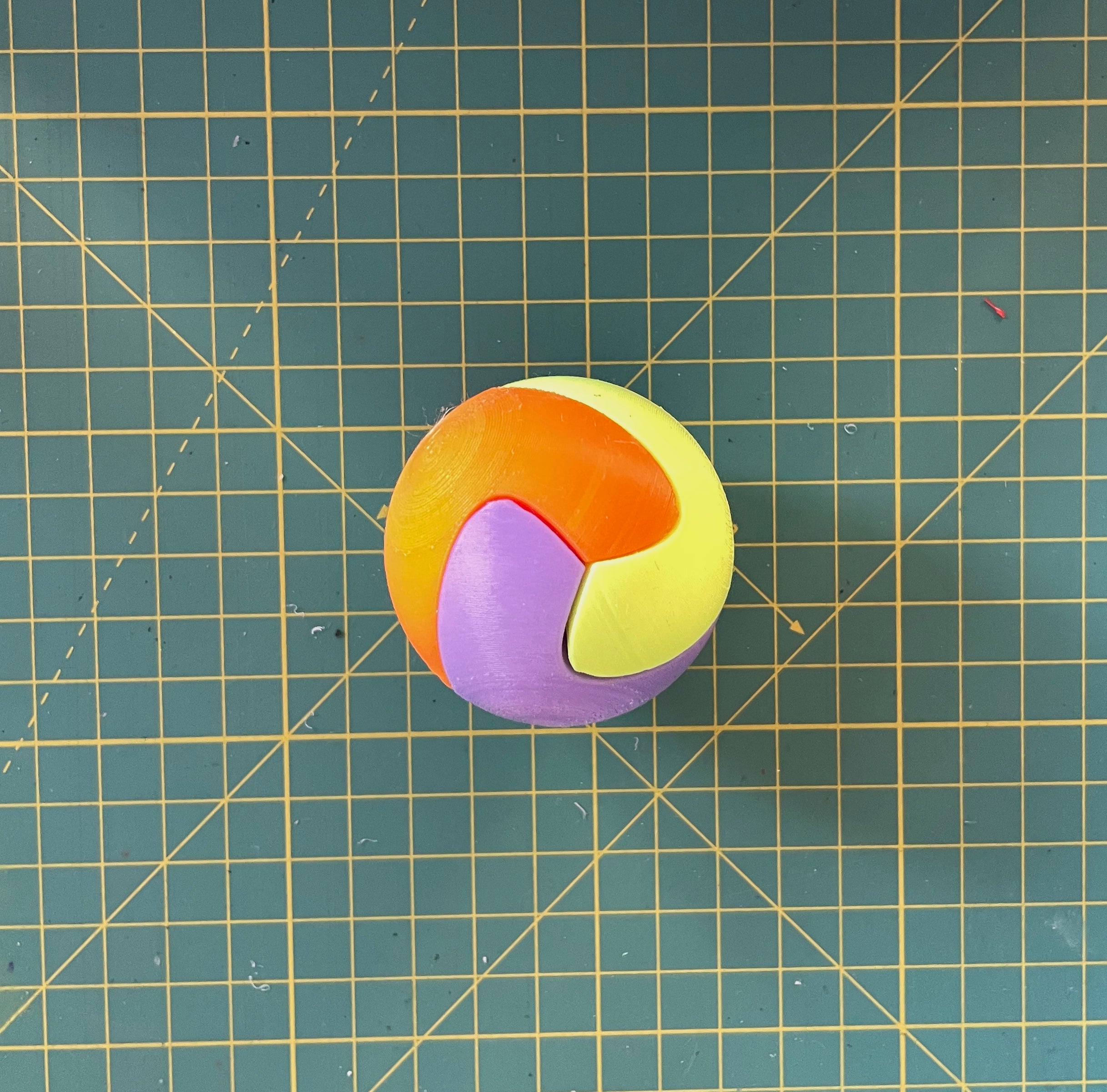 Puzzle esférico 3D FLR de 5 cm en naranja + violeta + amarillo flúor + verde, armado