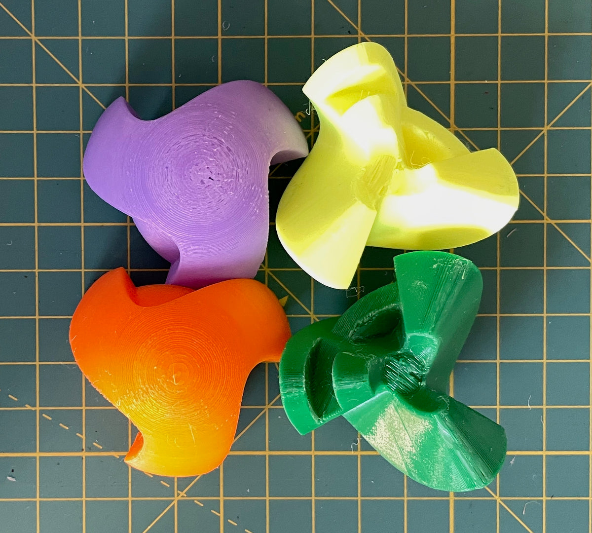 Puzzle esférico 3D FLR de 5 cm en naranja + violeta + amarillo flúor + verde, con las piezas sueltas