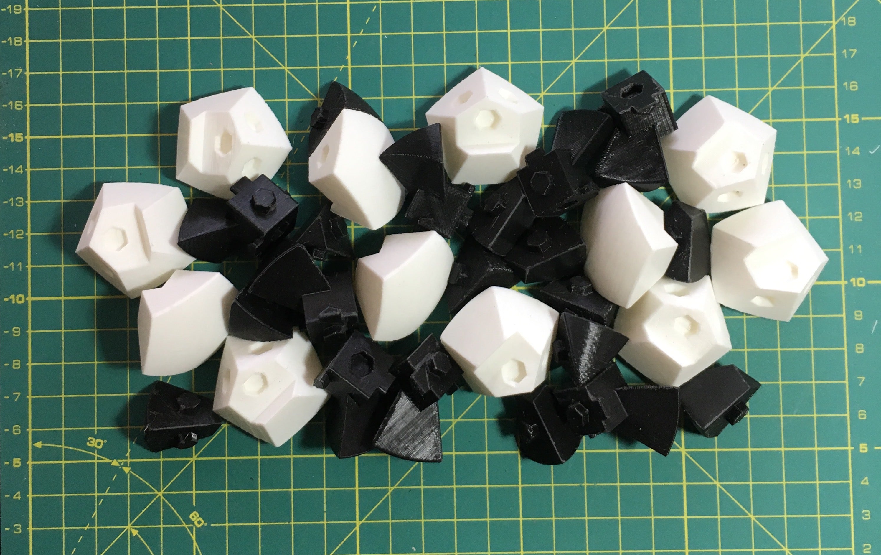 Puzzle esférico 3D FNL de 7,5 cm en blanco + negro, con las piezas sueltas