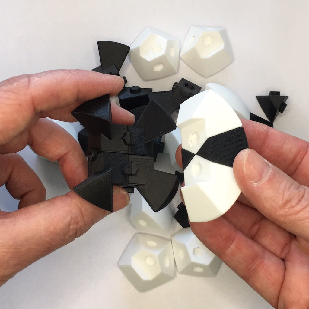 Puzzle esférico 3D FNL de 7,5 cm en blanco + negro, a medio armar