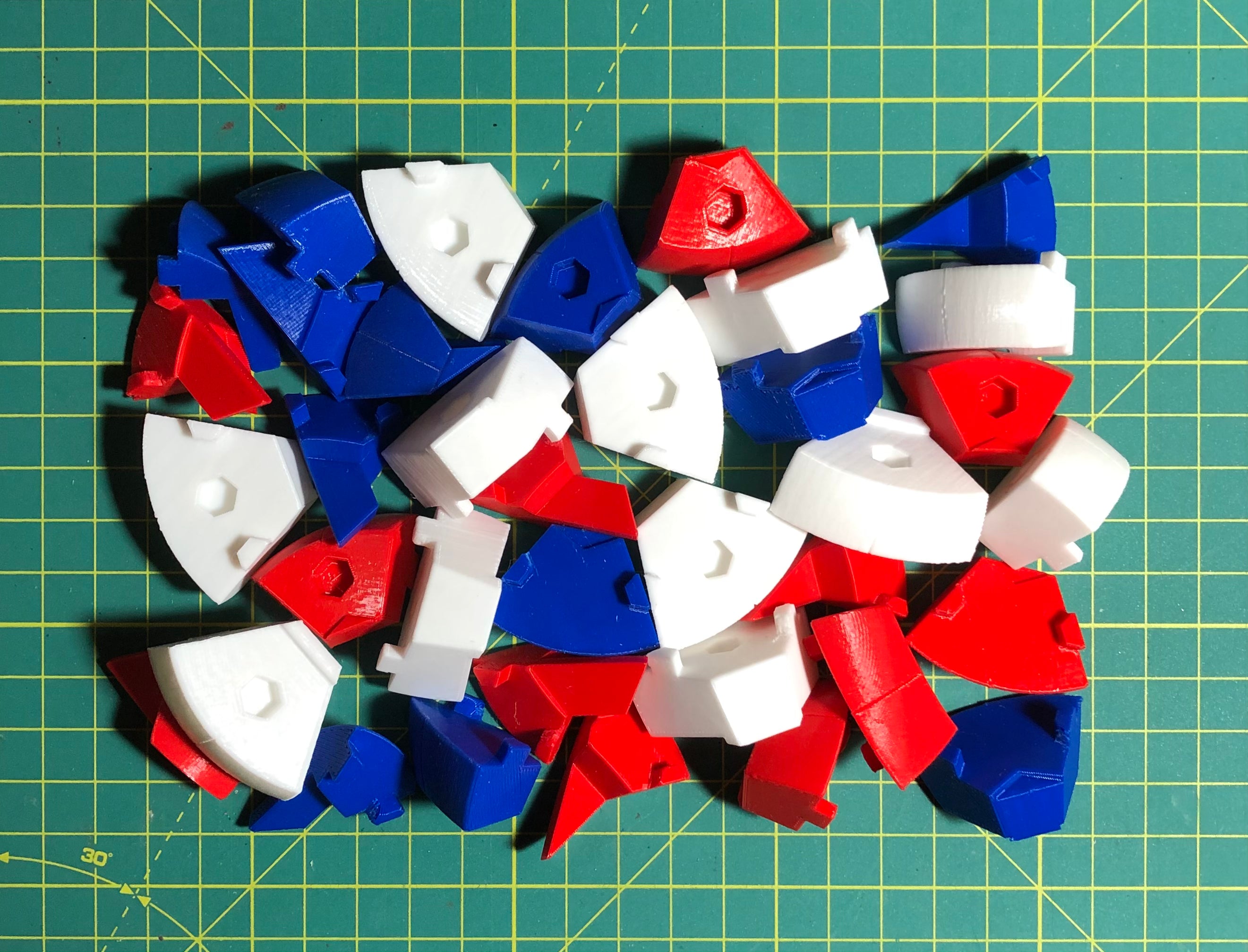 Puzzle esférico 3D GES de 7,5 cm en blanco + rojo + azul, con las piezas sueltas