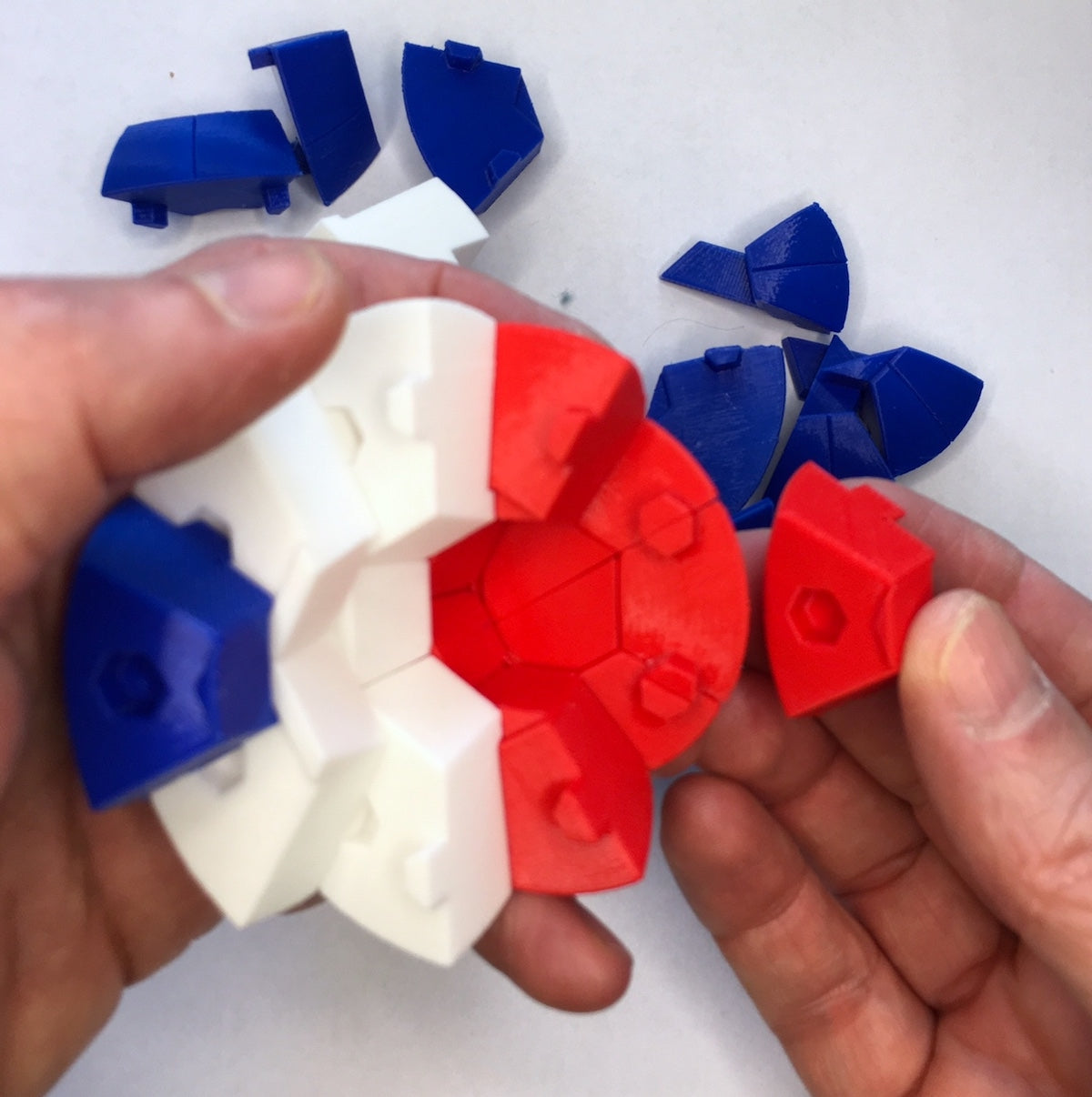 Puzzle esférico 3D GES de 7,5 cm en blanco + rojo + azul, a medio armar