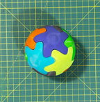 Puzzle esférico 3D INK de 7,5 cm en verde flúor + celeste + naranja fluor + violeta + gris oscuro + amarillo flúor + blanco, armado
