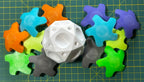 Puzzle esférico 3D INK de 7,5 cm en verde flúor + celeste + naranja fluor + violeta + gris oscuro + amarillo flúor + blanco, con las piezas sueltas