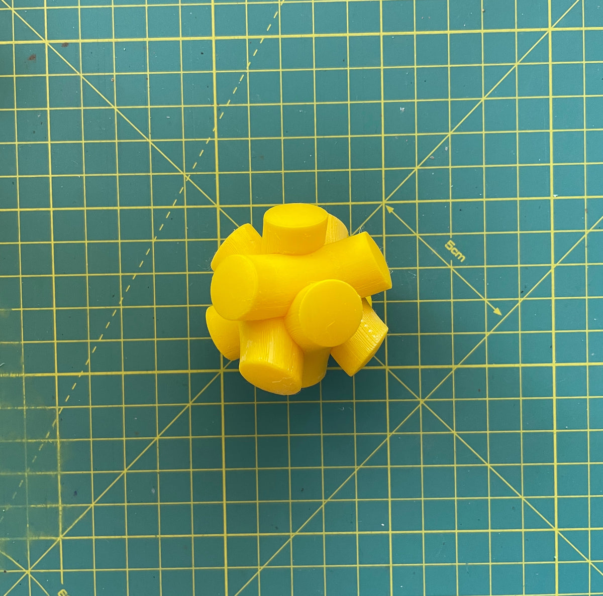 Puzzle esférico 3D KNM de 5 cm en amarillo, armado