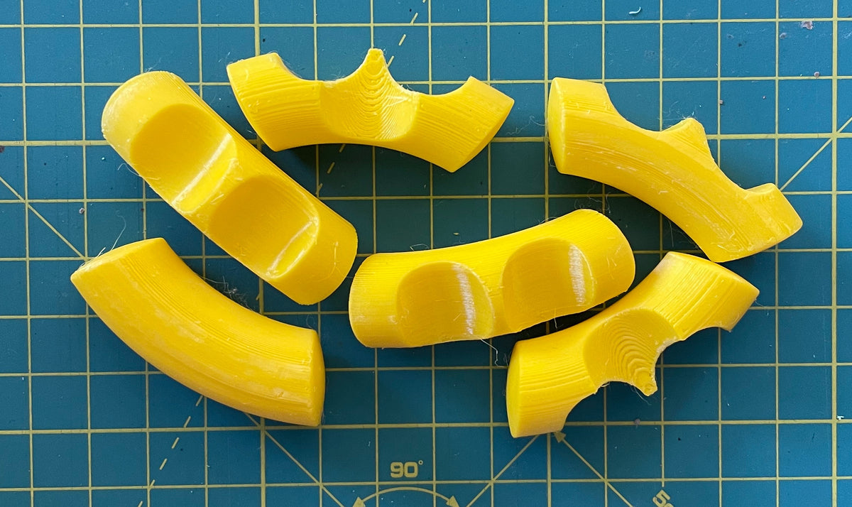 Puzzle esférico 3D KNM de 5 cm en amarillo, con las piezas sueltas