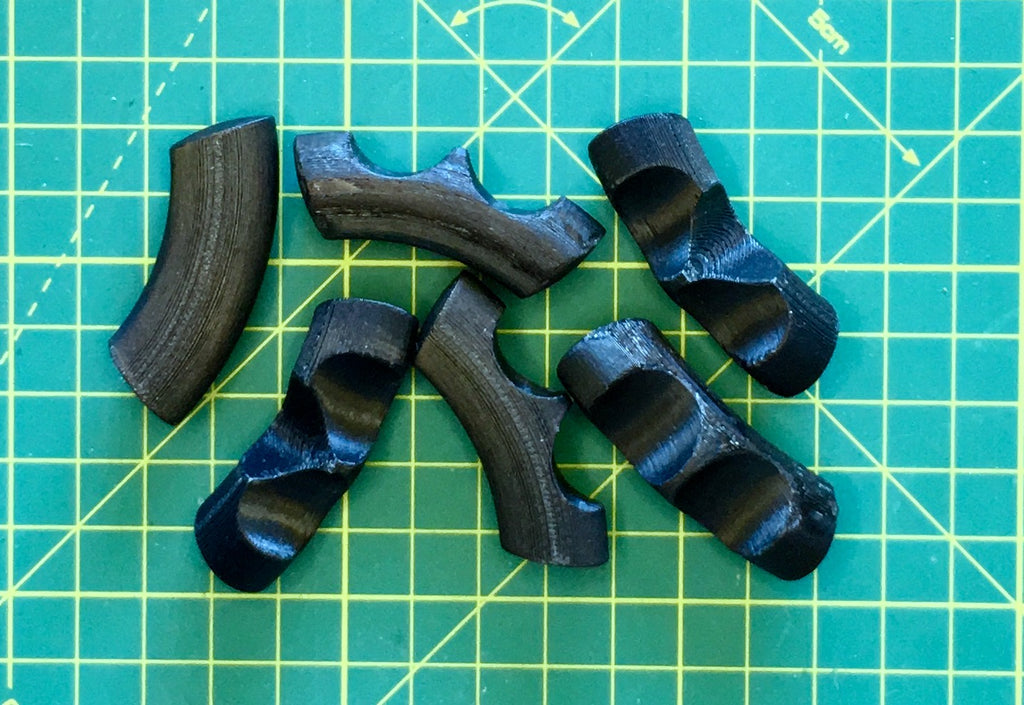 Puzzle esférico 3D KNM de 5 cm en negro, con las piezas sueltas
