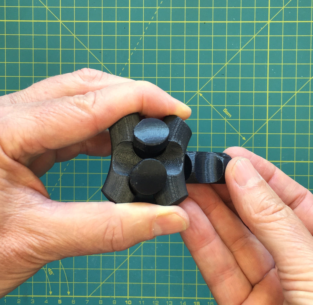 Puzzle esférico 3D KNM de 5 cm en negro, a medio armar