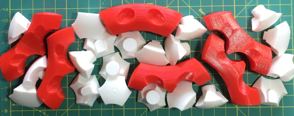 Puzzle esférico 3D KNT de 7,5 cm en blanco + rojo, con las piezas sueltas
