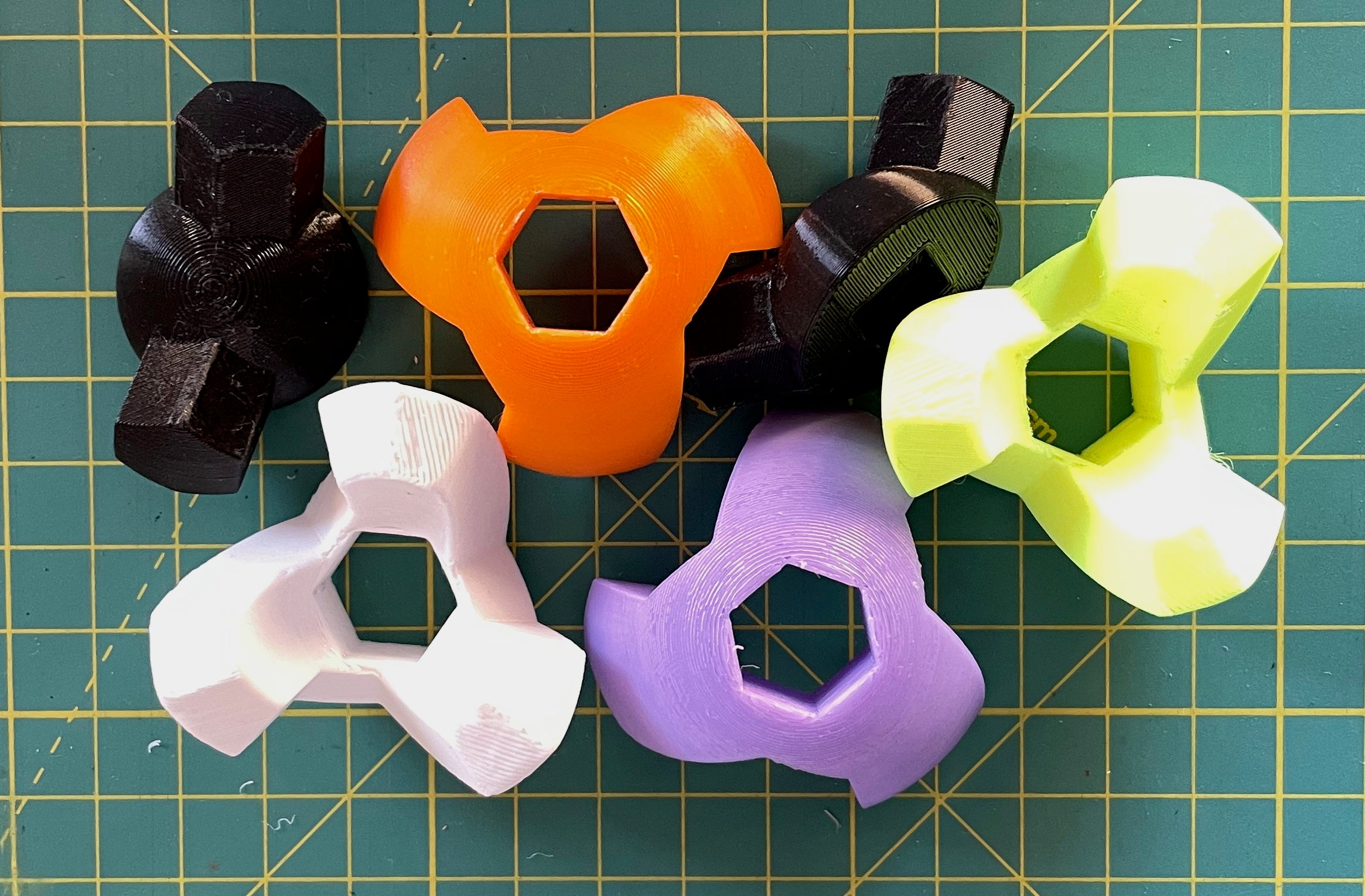 Puzzle esférico 3D LKY mini de 5 cm en naranja + amarillo flúor + violeta + negro + blanco, con las piezas sueltas