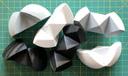 Puzzle esférico 3D NCK de 7,5 cm en blanco + gris + negro, con las piezas sueltas