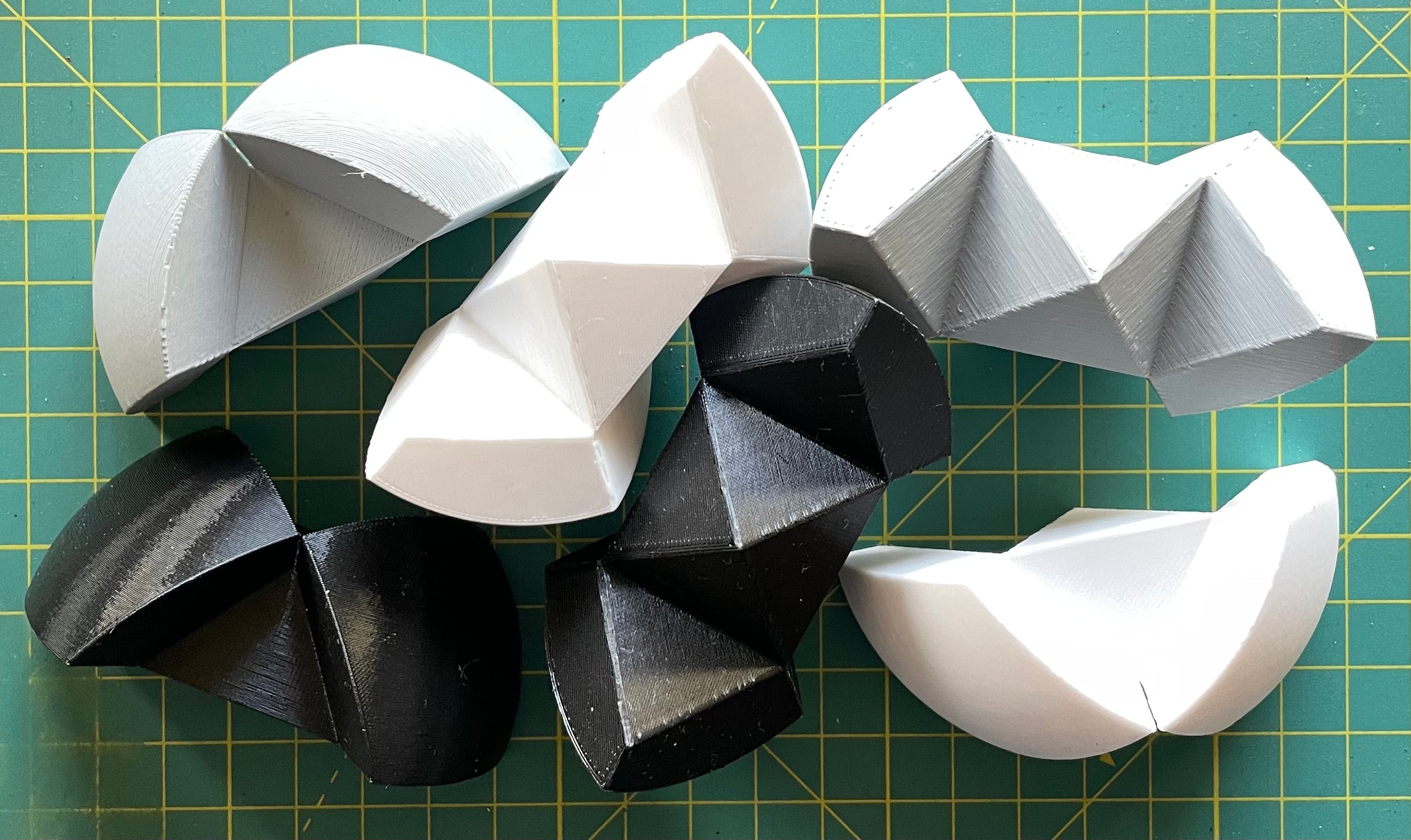 Puzzle esférico 3D NCK de 7,5 cm en blanco + gris + negro, con las piezas sueltas