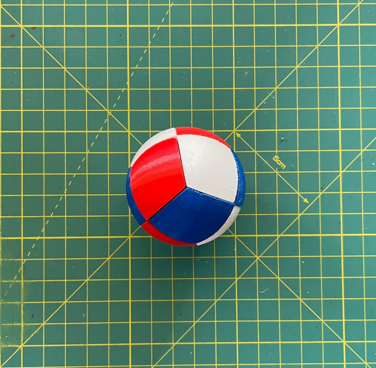 Puzzle esférico 3D NCK mini de 5 cm en blanco + rojo + azul, armado