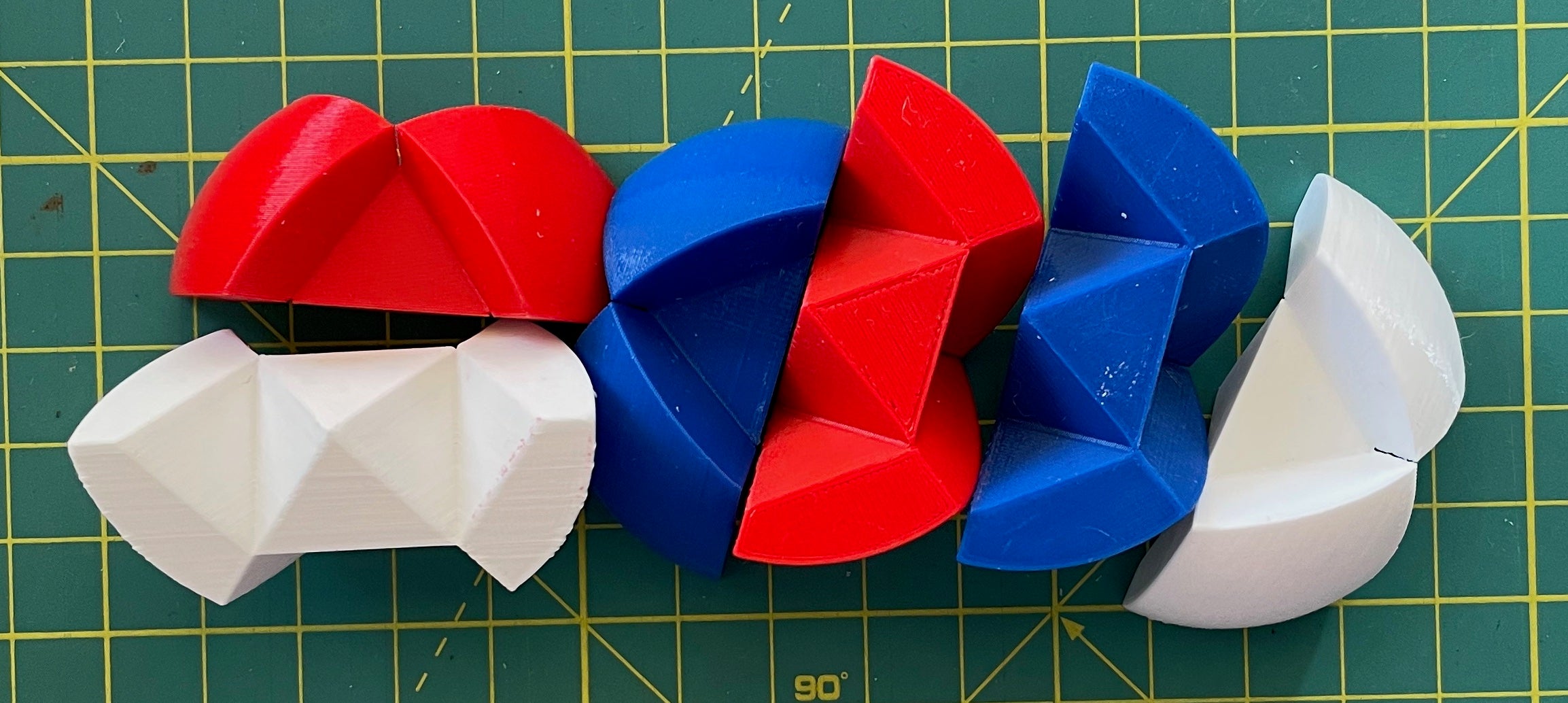 Puzzle esférico 3D NCK mini de 5 cm en blanco + rojo + azul, con las piezas sueltas