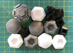 Puzzle esférico 3D OCT de 5 cm en blanco + gris + negro, con las piezas sueltas