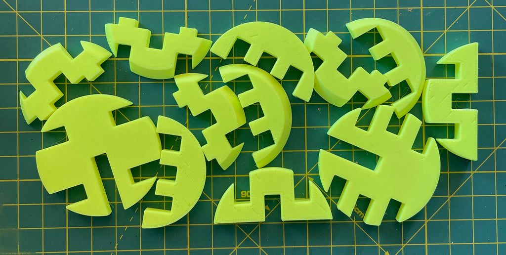 Puzzle esférico 3D ORT mini de 5 cm en amarillo flúor, con las piezas sueltas