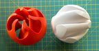 Puzzle esférico 3D PSI de 7,5 cm en blanco + naranja fluor, con las piezas sueltas