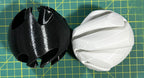 Puzzle esférico 3D PSI de 7,5 cm en blanco + negro, con las piezas sueltas