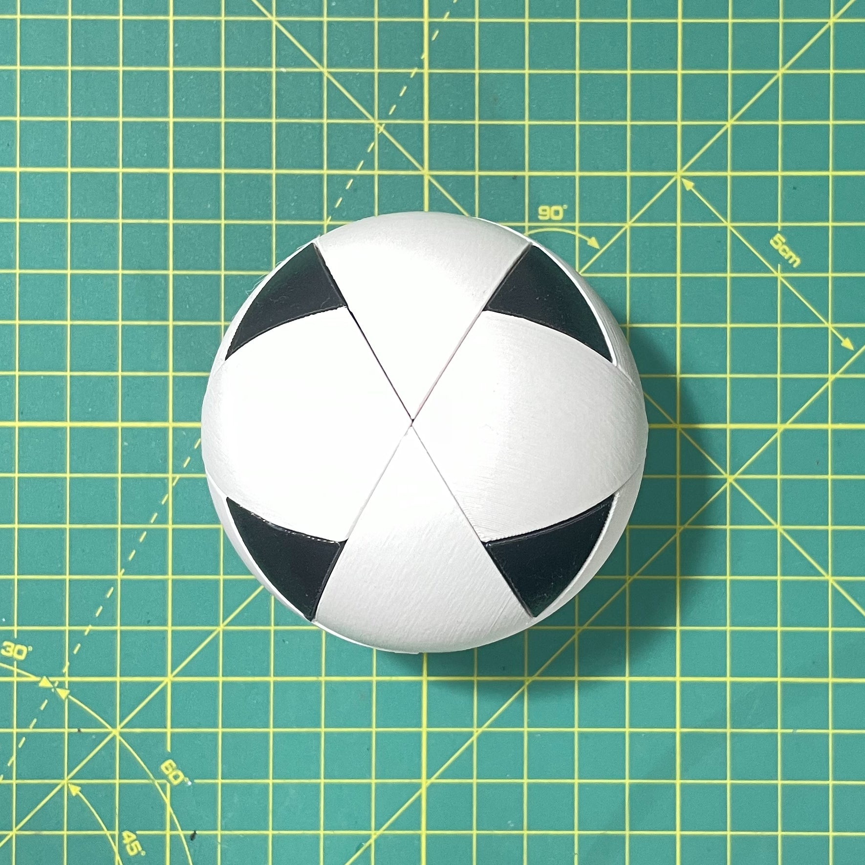 Puzzle esférico 3D QTR de 7,5 cm en blanco + negro, armado