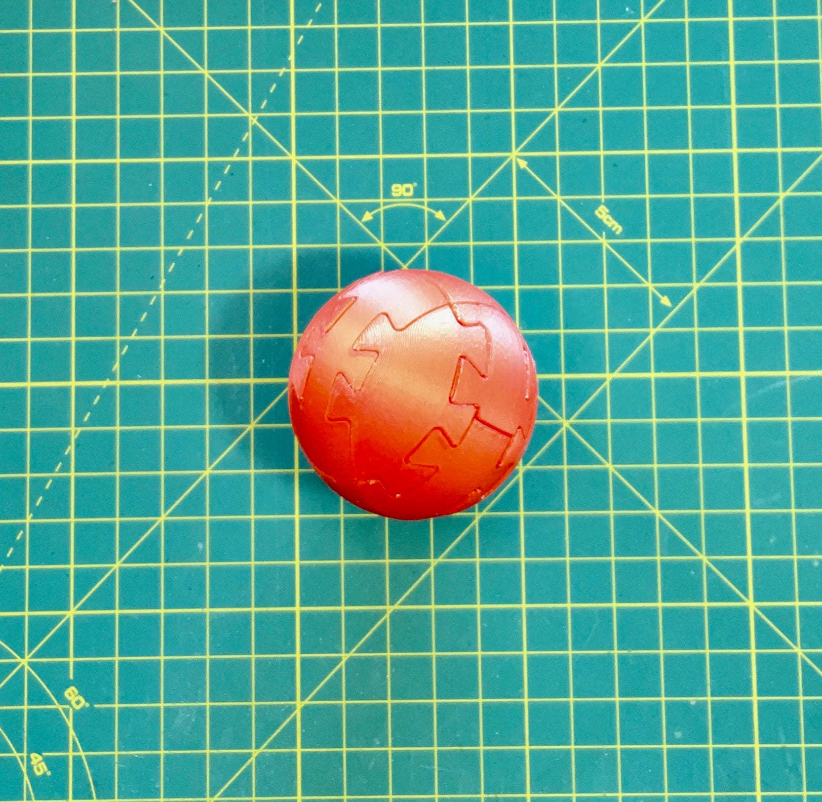 Puzzle esférico 3D SKV mini de 5 cm en rojo, armado