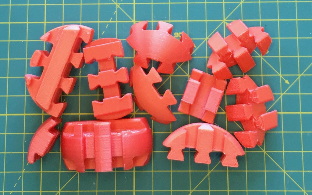 Puzzle esférico 3D SKV mini de 5 cm en rojo, con las piezas sueltas
