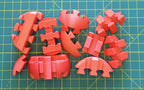 Puzzle esférico 3D SKV mini de 5 cm en rojo, con las piezas sueltas