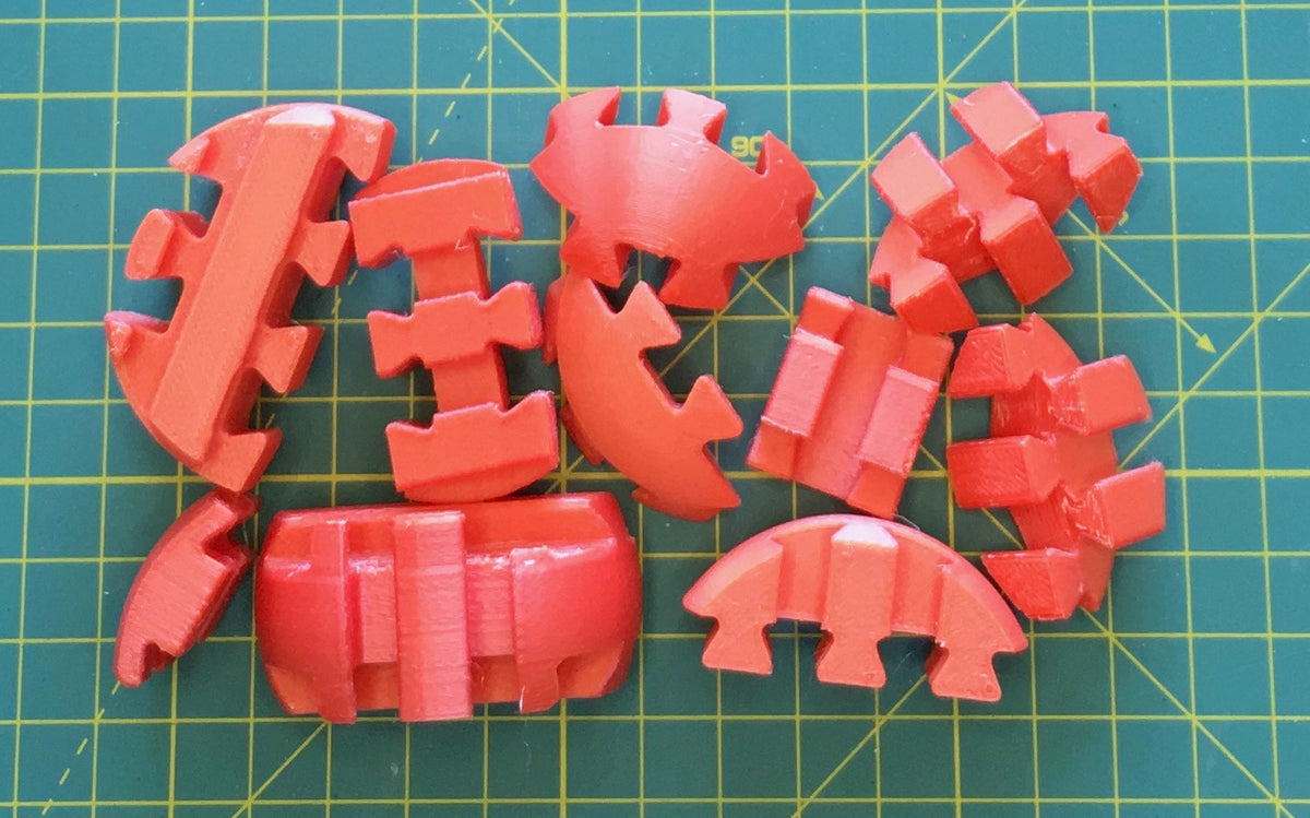 Puzzle esférico 3D SKV mini de 5 cm en rojo, con las piezas sueltas