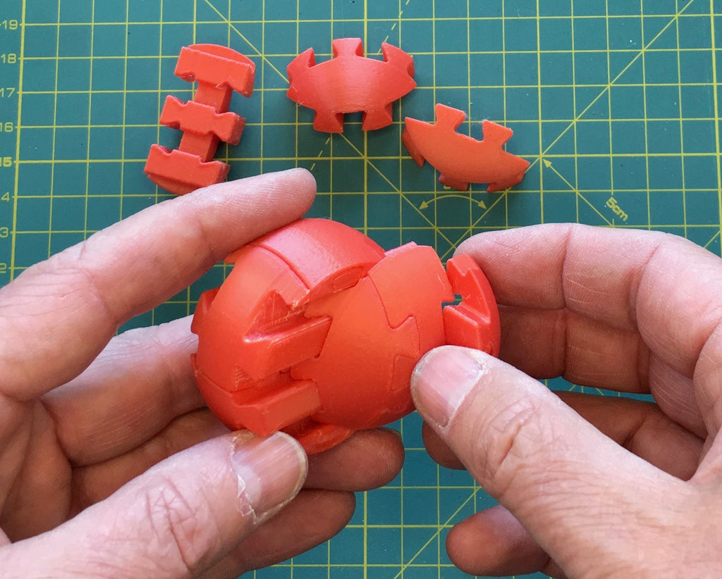 Puzzle esférico 3D SKV mini de 5 cm en rojo, a medio armar
