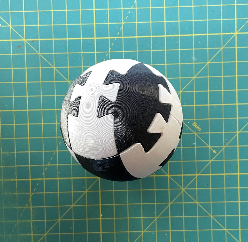 Puzzle esférico 3D SKV de 7,5 cm en blanco + negro, armado
