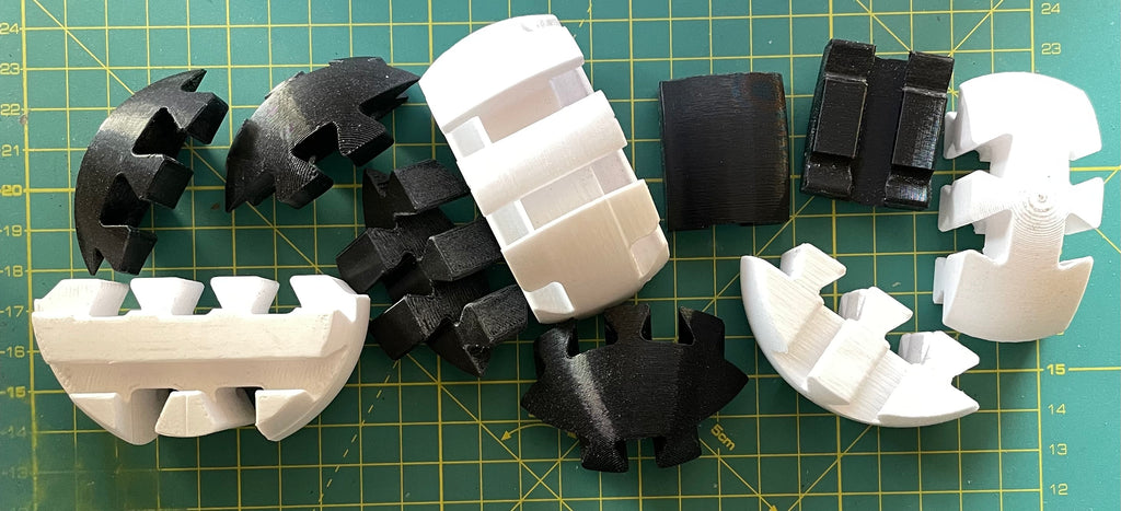 Puzzle esférico 3D SKV de 7,5 cm en blanco + negro, con las piezas sueltas