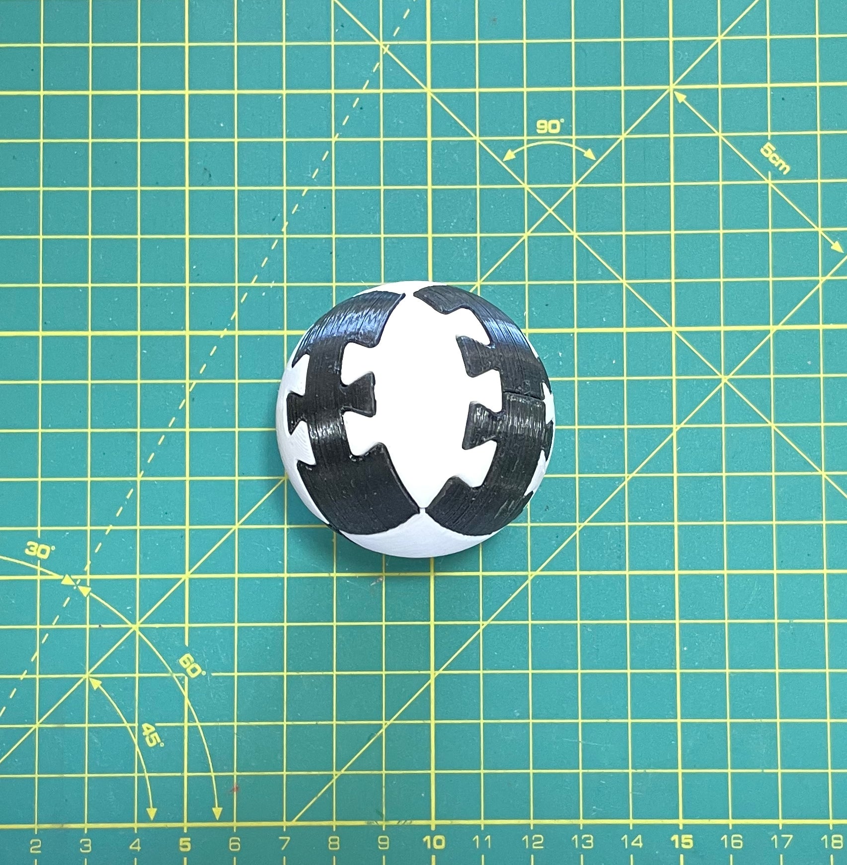 Puzzle esférico 3D SKV mini de 5 cm en blanco + negro, armado