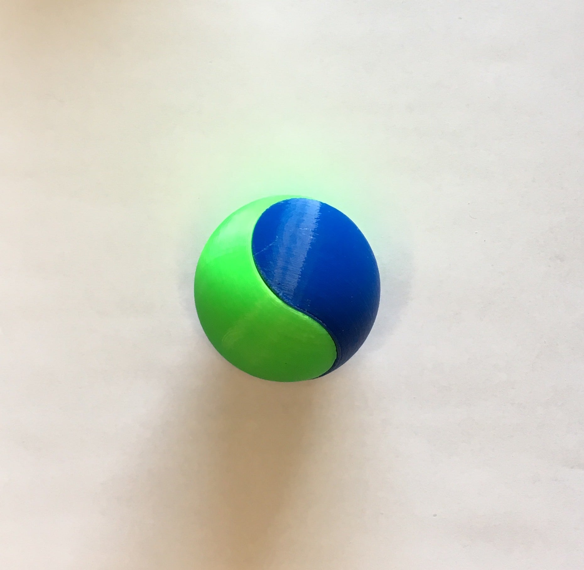 Puzzle esférico 3D SWG de 5 cm en azul + verde flúor, armado