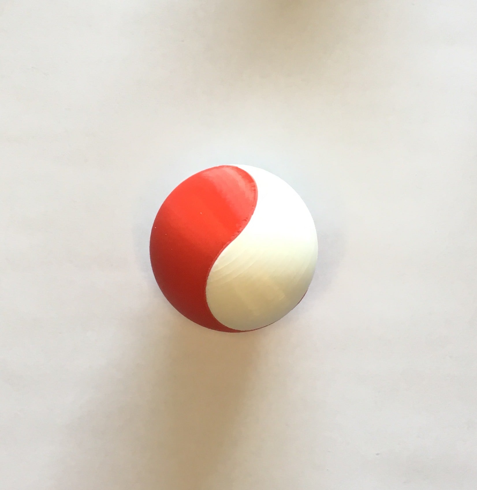 Puzzle esférico 3D SWG de 5 cm en blanco + rojo, armado
