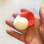 Puzzle esférico 3D SWG de 5 cm en blanco + rojo, con las piezas sueltas
