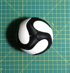 Puzzle esférico 3D TGS de 7,5 cm en blanco + negro, armado