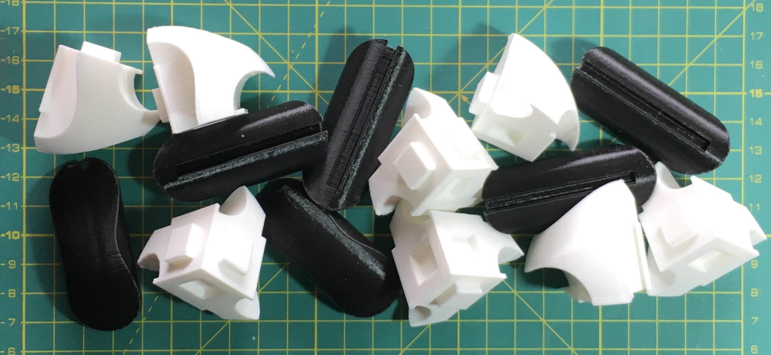 Puzzle esférico 3D TMG de 7,5 cm en blanco + negro, con las piezas sueltas
